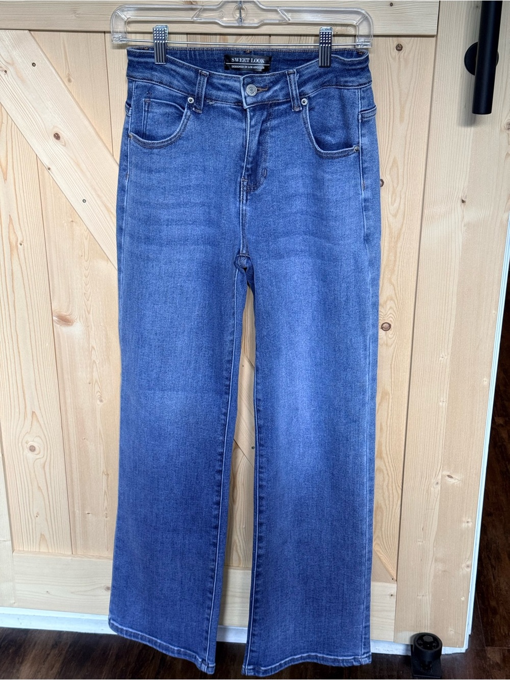 Mid-Rise Wide Leg Jeans in Medium Blue